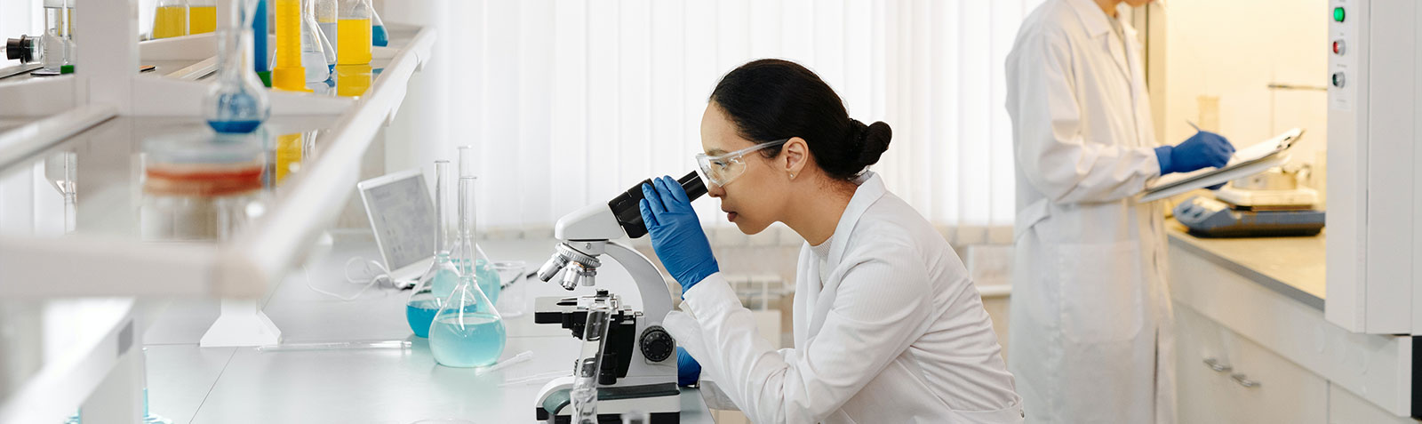   我們?yōu)獒t(yī)藥化工行業(yè)提供分析測試服務，包括安全、質量控制、成分分析、樣品檢測等。<br>
我們能夠提供獨立的、反應迅速，并且節(jié)約成本的測試服務，幫助您縮短將產品推向市場的時間，降低風險，提升產品的市場價值。有幾十家<br>
的合作實驗室，便于我們提供優(yōu)質便捷的本地服務。